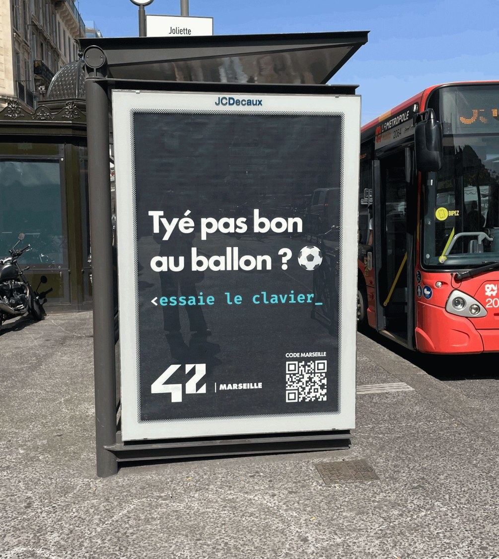 Affiche Code Marseille sur un abribus à Marseille