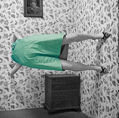 Femme en robe verte photographiée en pleine extension horizontale dans un intérieur vintage, illustration de l'agilité de l'agence DUNK!