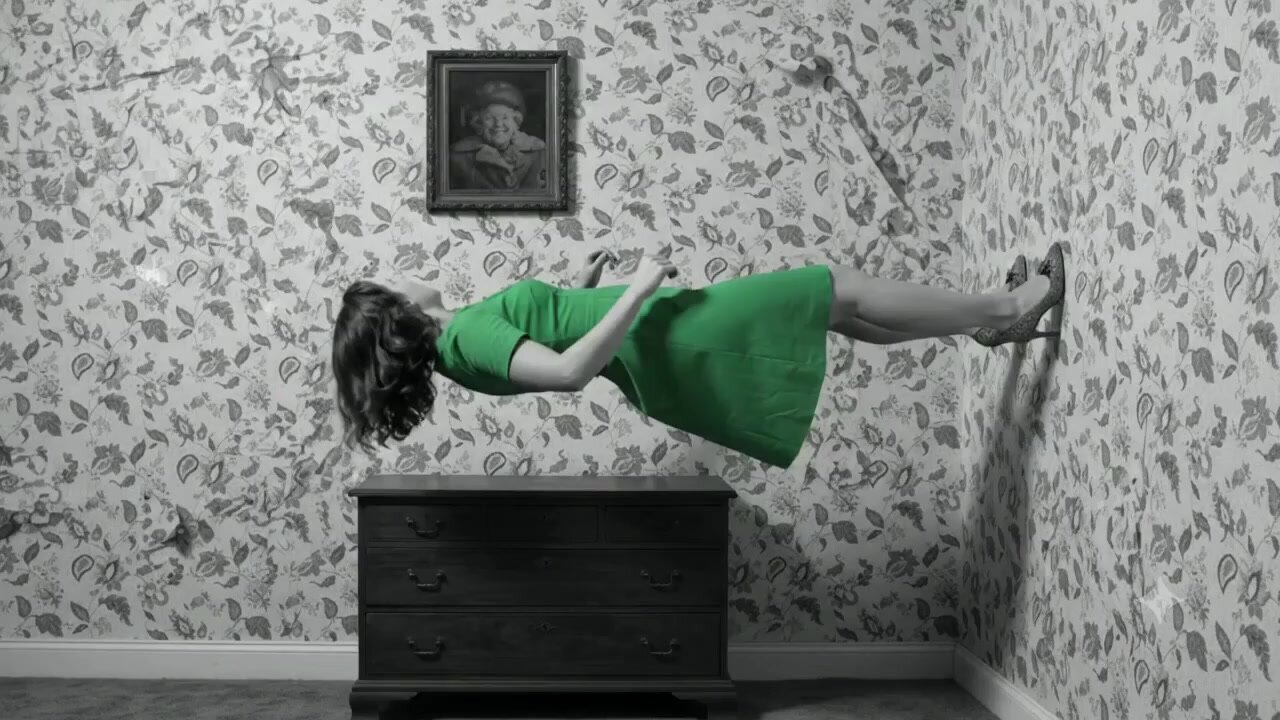 Femme en robe verte en lévitation dans un intérieur vintage, illustration de l'agilité de l'agence DUNK!