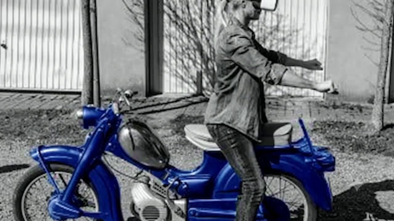 Homme avec un casque de réalité virtuelle sur une moto vintage, illustration de la culture digitale de l'agence DUNK!