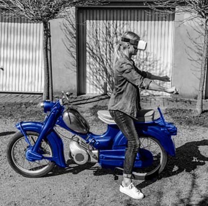 Femme avec un casque de réalité virtuelle à côté d'une moto vintage, illustration de la culture digitale de l'agence DUNK!