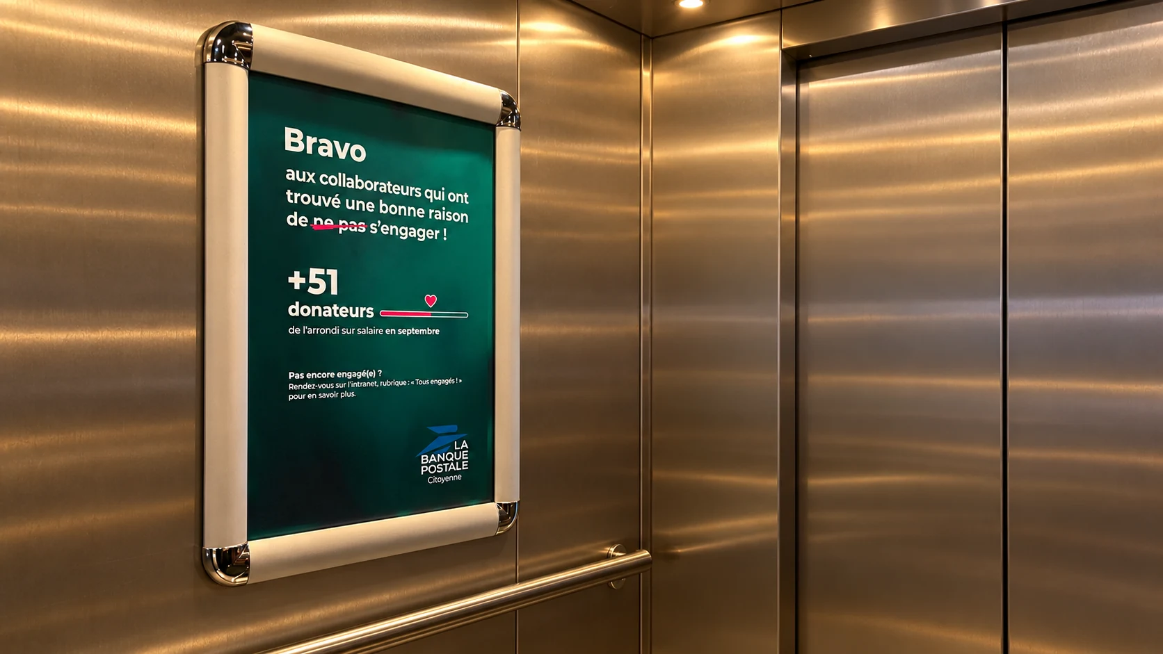 Affiche Bravo de La Banque Postale valorisant les collaborateurs engagés, dans un ascenseur