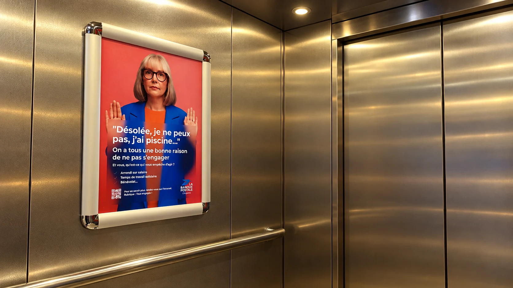 Affiche rose Tous engagés sur la paroi fixe d’un ascenseur