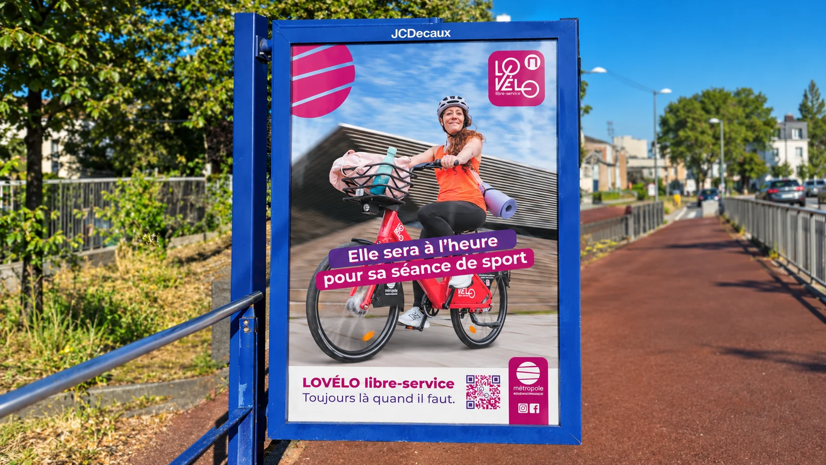 Campagne LOVÉLO Rouen : une cycliste à l’heure pour sa séance de sport, en affichage urbain