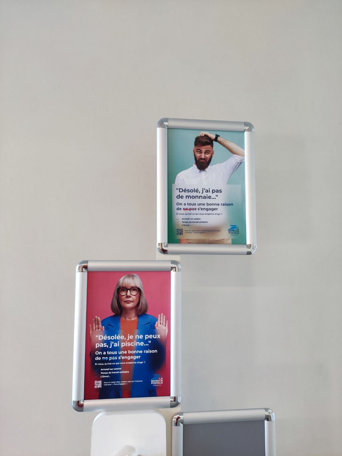 Affiche 'Désolé, je ne suis pas trop du matin', campagne Tous engagés La Banque Postale